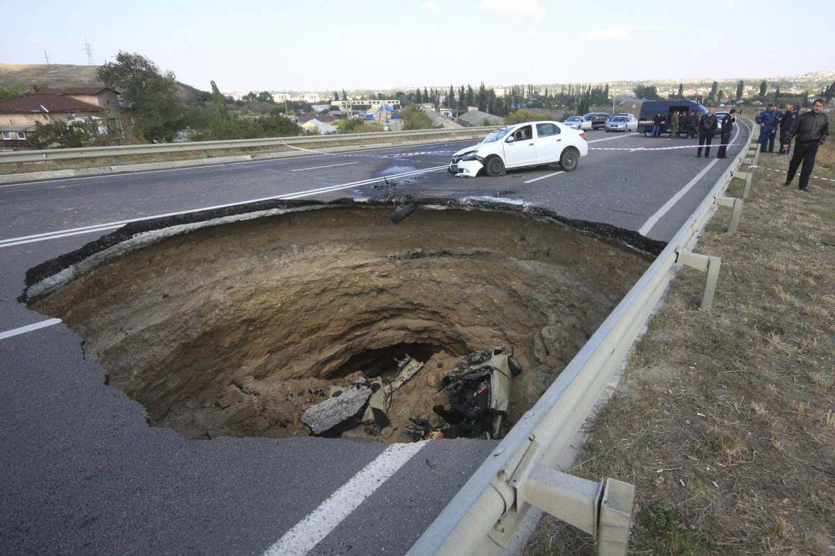 vehículo-desaparece-agujero-calle-camión-