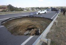 Photo of Vehículo desaparece en medio de la calle: VIDEO + CHOQUE