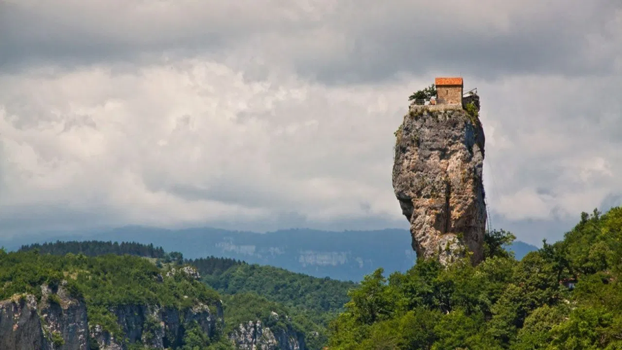 La-iglesia-más-solitaria-del-mundo-pilar-Katskhi-Georgia-