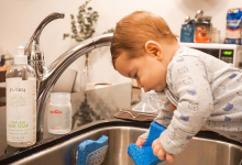 Photo of ¿Un bebé que lava platos y lo disfruta?