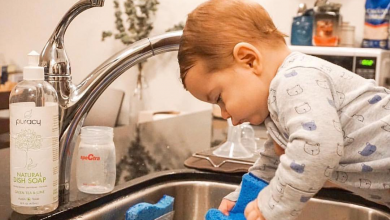 Photo of ¿Un bebé que lava platos y lo disfruta?