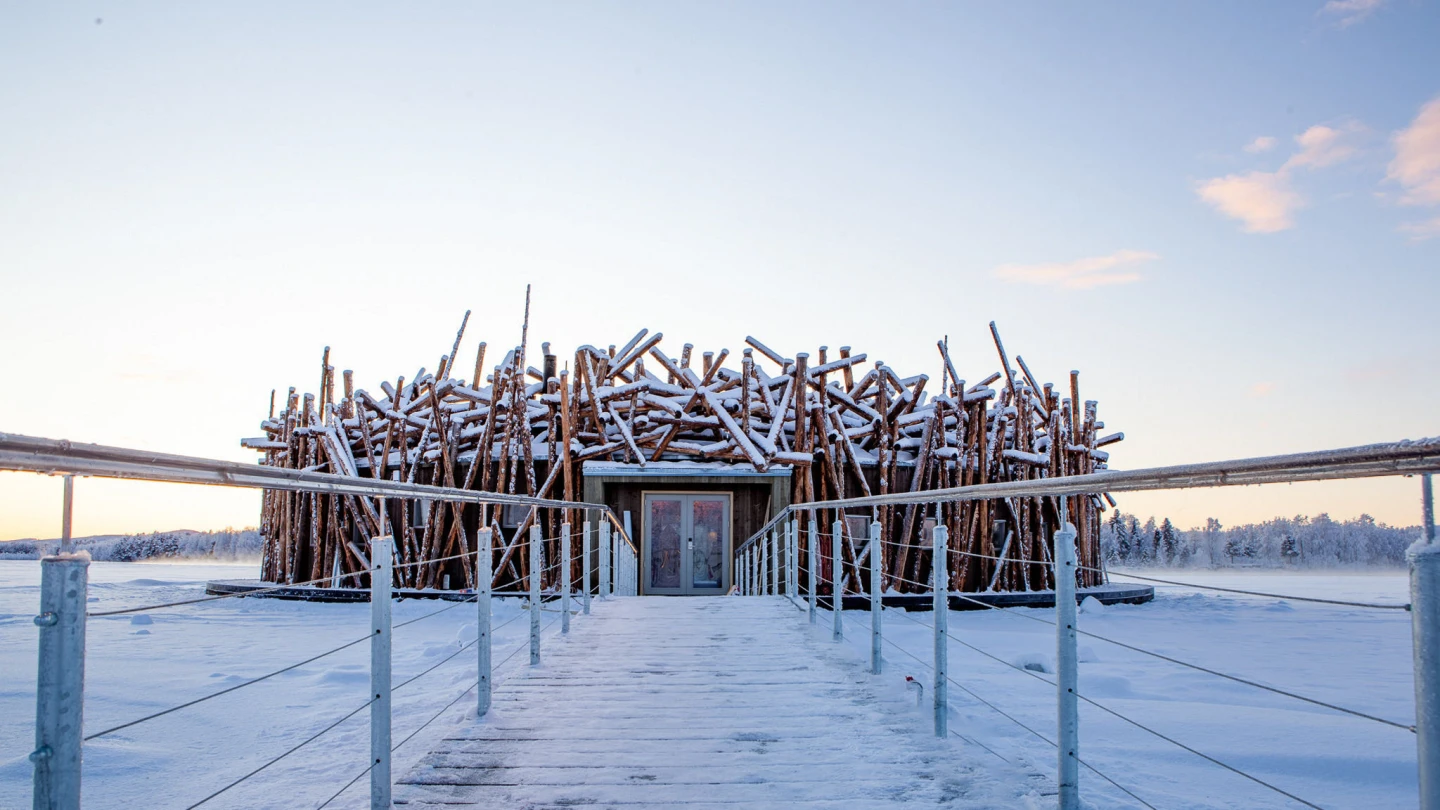 El-Primer-hotel-flotante-Arctic-bath-suecia-