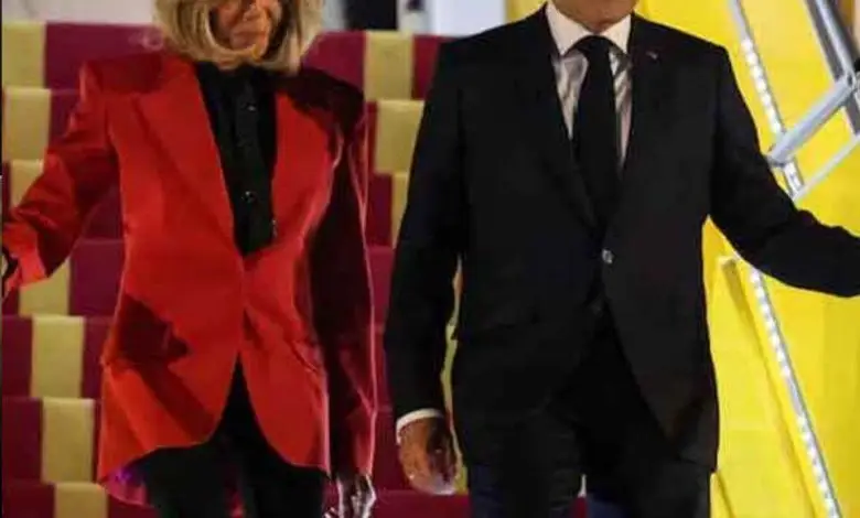 Gesto incómodo de Brigitte Macron hacia el presidente durante su llegada a Vietnam