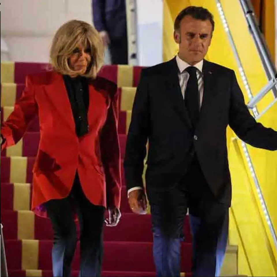 Gesto incómodo de Brigitte Macron hacia el presidente durante su llegada a Vietnam