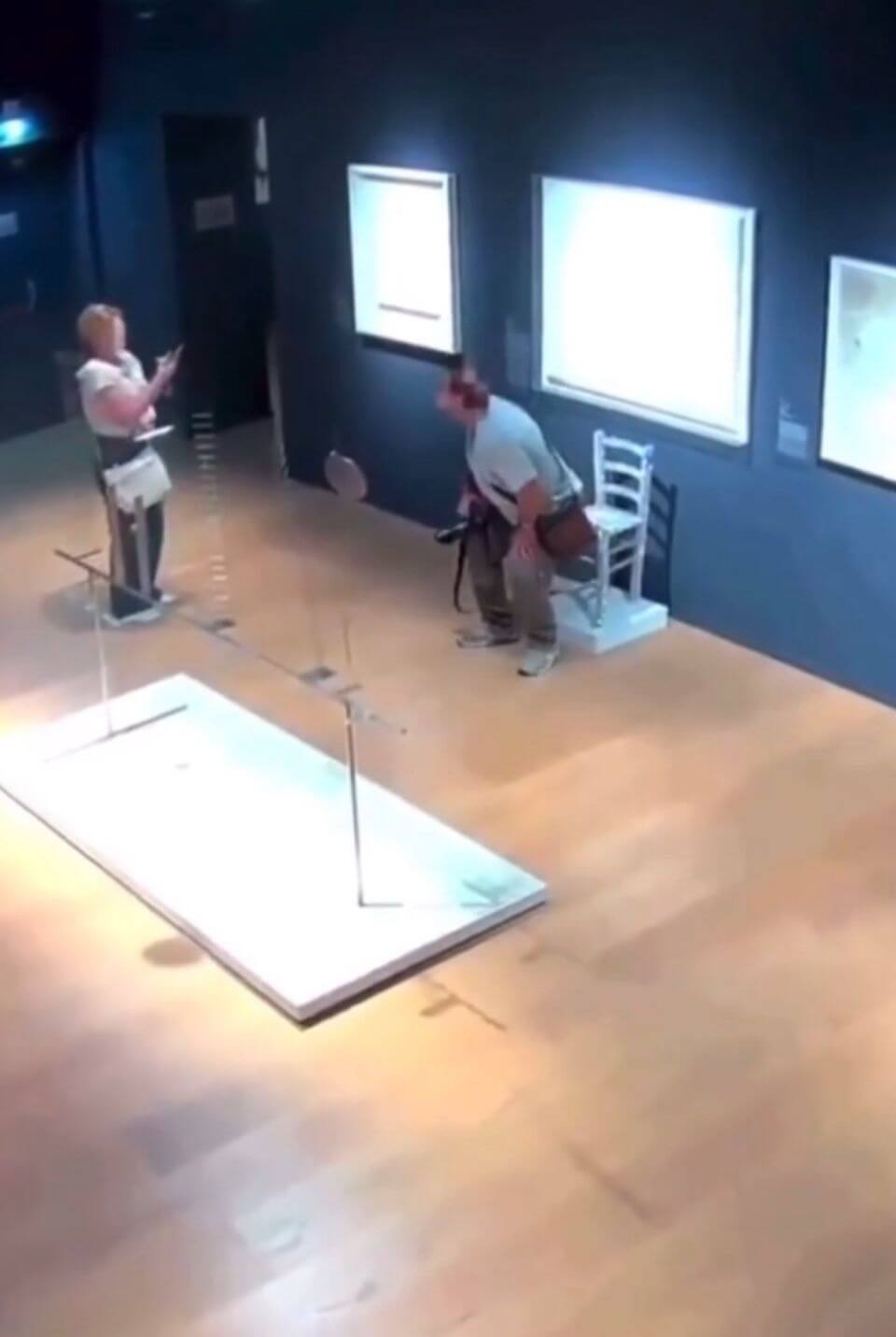 Video del turista sentándose en la silla