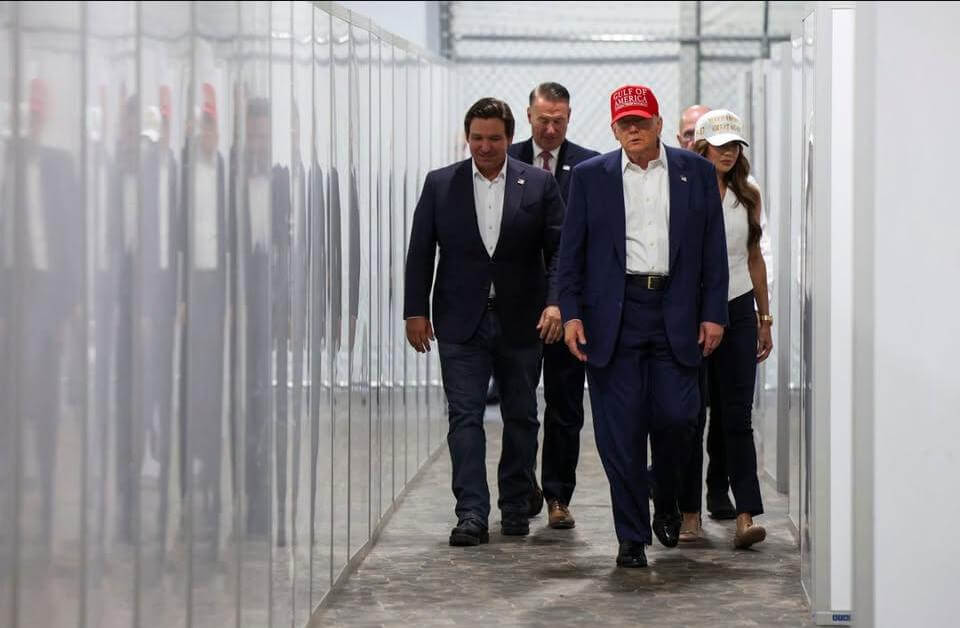 Trump visita la polémica cárcel
