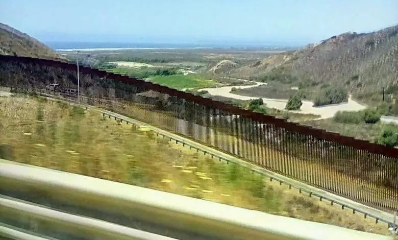 Pintan de negro el muro fronterizo de los EEUU
