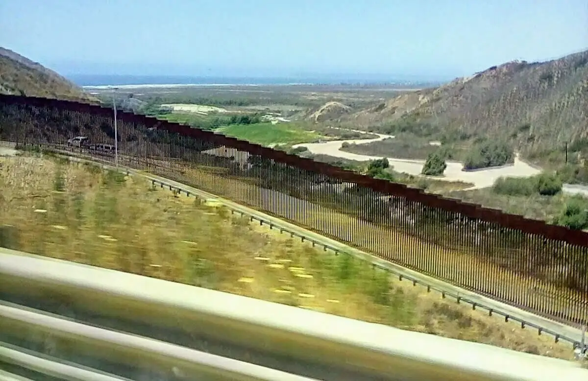 Pintan de negro el muro fronterizo de los EEUU