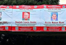 Photo of Activistas venezolanos exhiben pancartas en Ecuador y Colombia contra Maduro