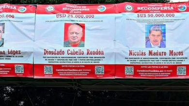 Pancartas contra Maduro en Ecuador y Colombia