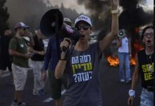 Photo of Protestas masivas en Israel por la liberación de los rehenes en Gaza: bloqueos y quema de neumáticos